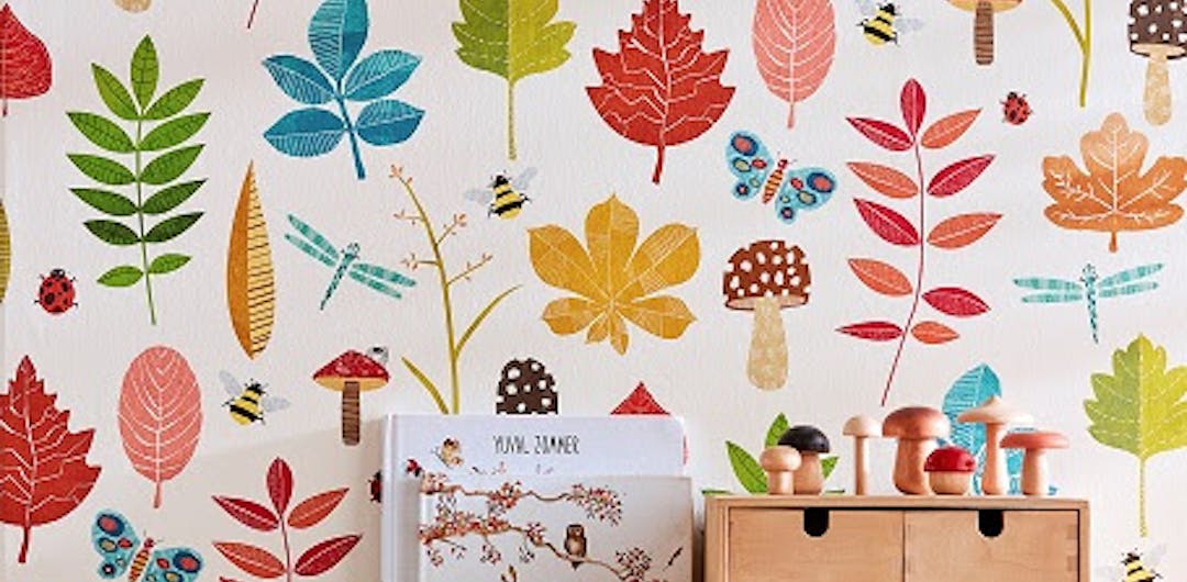 bright leafy patterned wallpaper